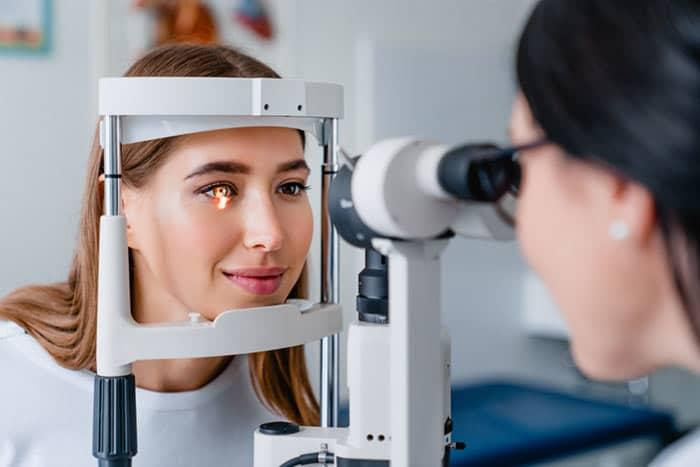 ¿De qué se ocupa un oftalmólogo?