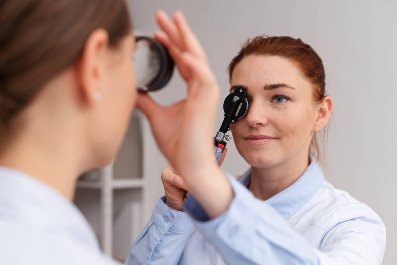 mujer haciendo un examen para operación de miopía en Barcelona